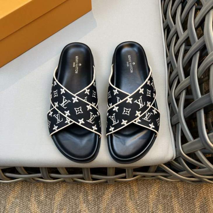 Picture of Louis Vuitton Slippers _SKULVsz38-45mnf03121420